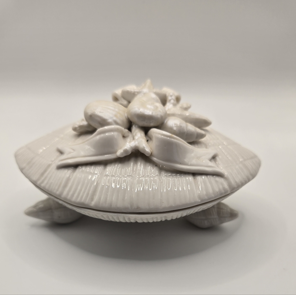 VTG White Ceramic Oyster Shell Shaped Box w/ Ceramic Shells and Ribbons 6.5 in